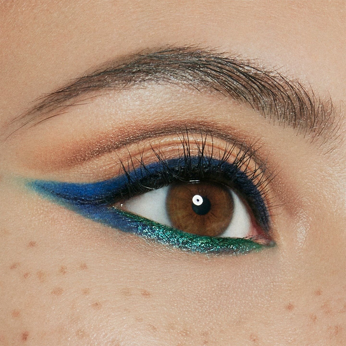 Infaillible Grip Gel Automatic Eyeliner 05 Blue Jersey - Detailaufnahme eines Auges nach Anwendung